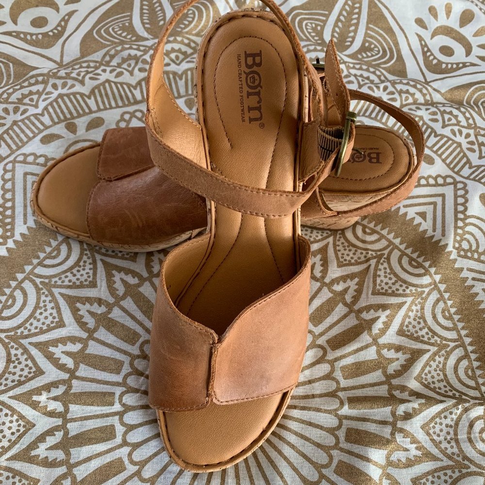 Born Agnio Tan Wedge size 11